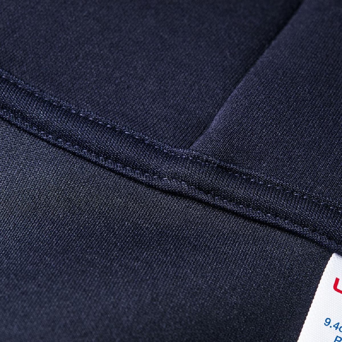 The seam allowance at the neck comes with collar tape that does not touch the skin