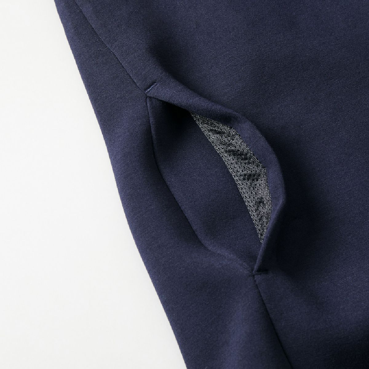 Seam pockets on the sides, black and navy mesh is used.