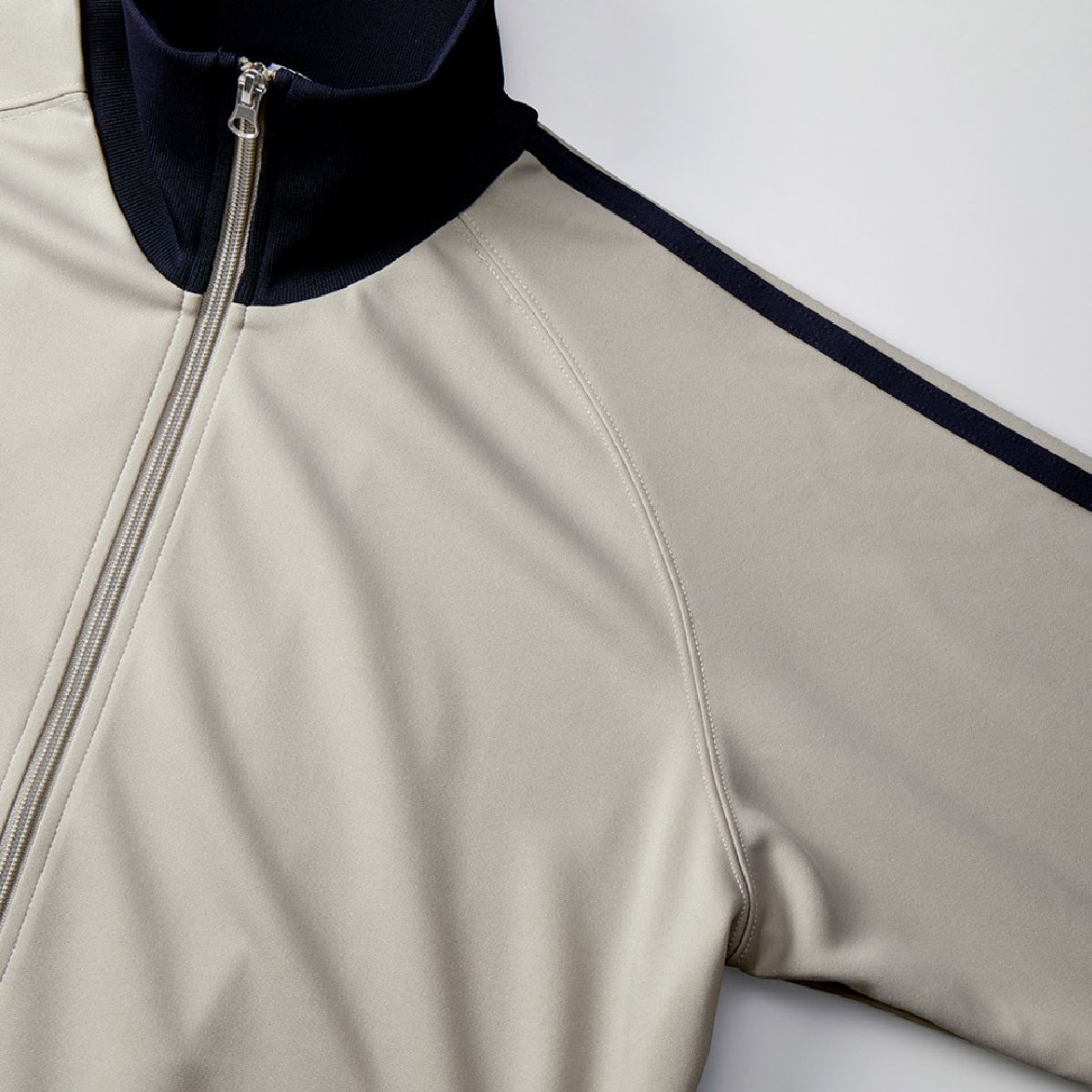 Sleeve is lagran sleeve specification, seam line is a robust double stitch