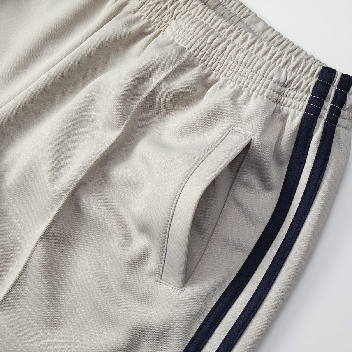 With a side pocket that takes into account the ease of hand, one -ball edge pocket specification