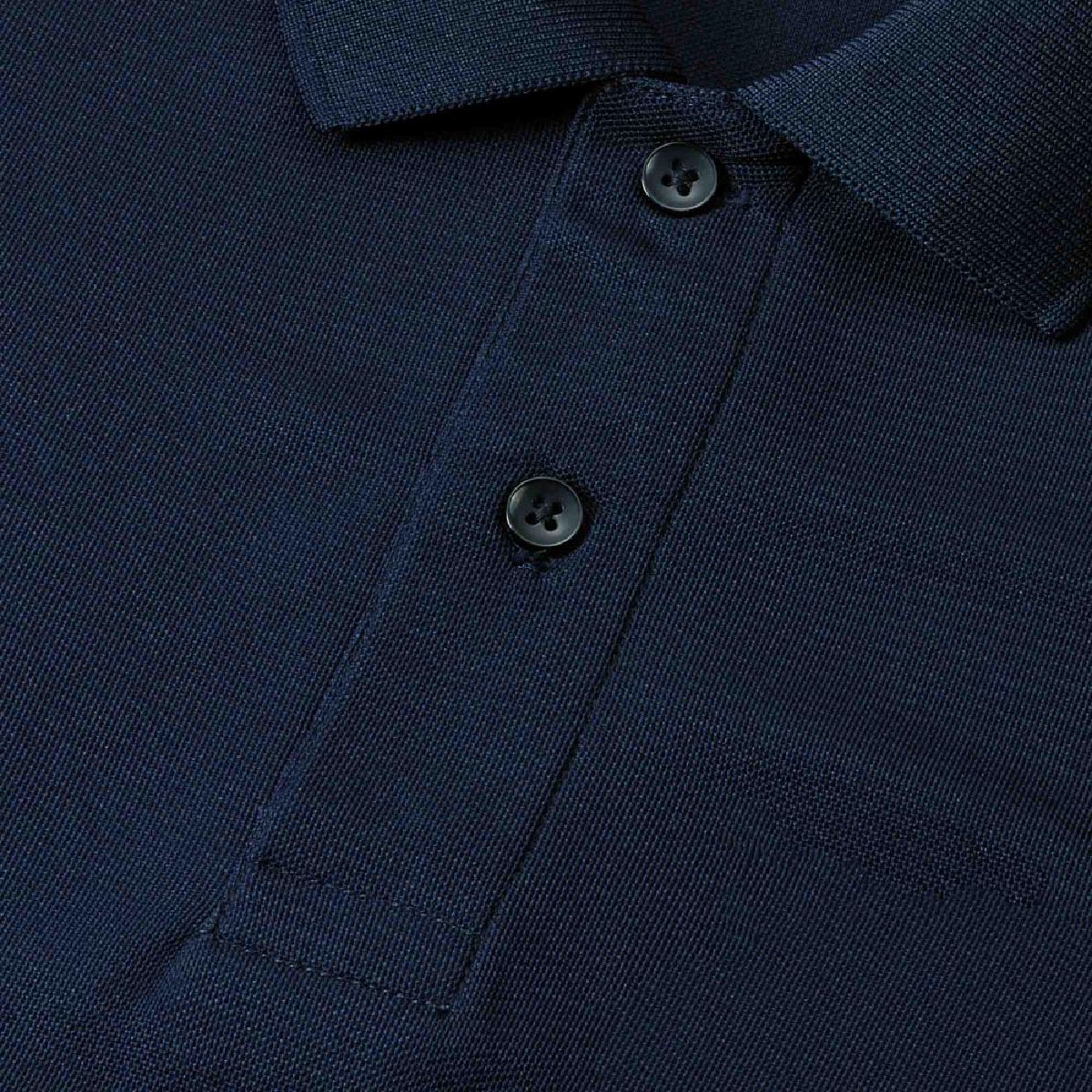 The navy uses glossy buttons in the same color as the body.