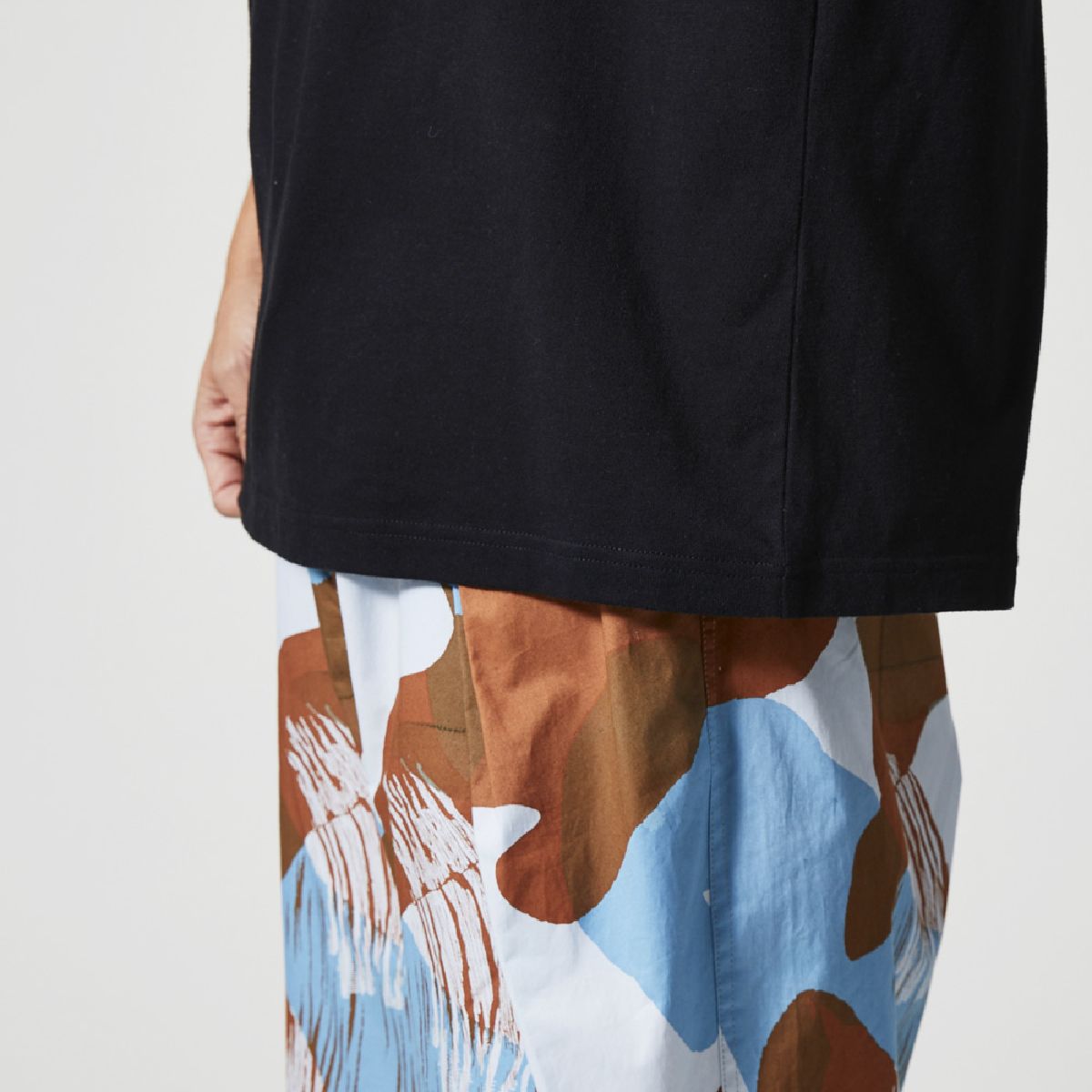 Horizontal split specifications, hem mouths are cleaned up