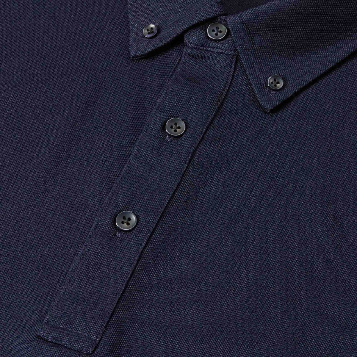 Use glossy buttons of the same color for the navy