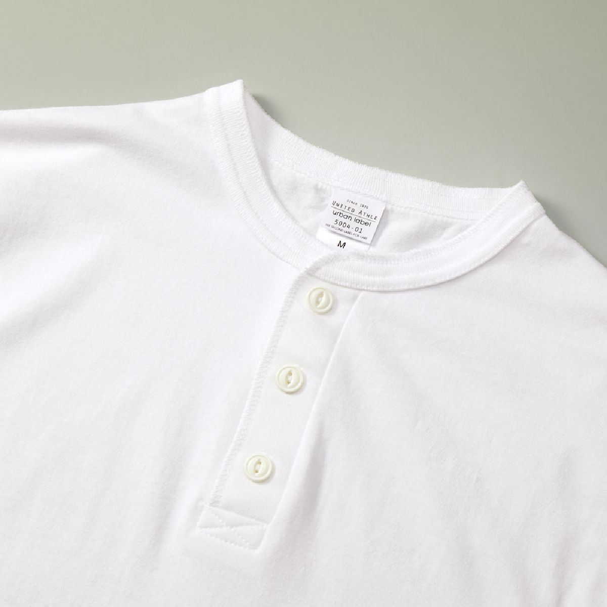 The placket button is a classical cat button (Cat's Eye)