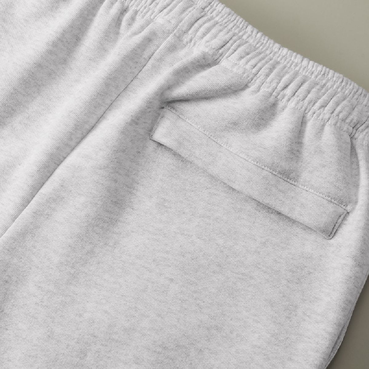 Hip pocket with a reverse ball edge specification (only on the right side)