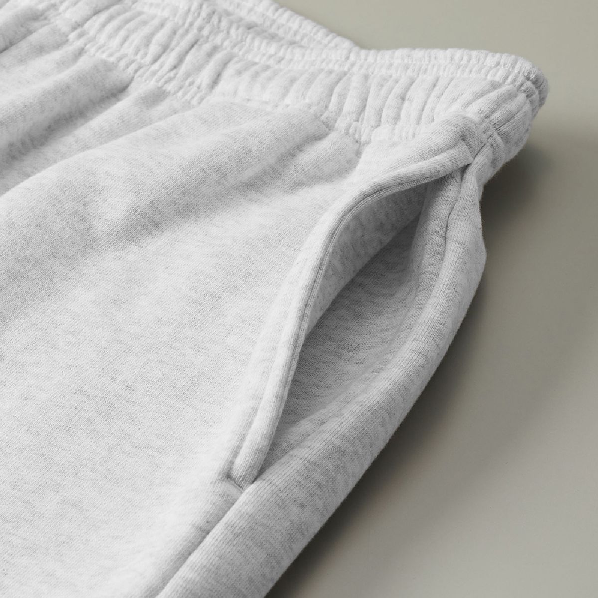 With a side pocket that considers the ease of hand