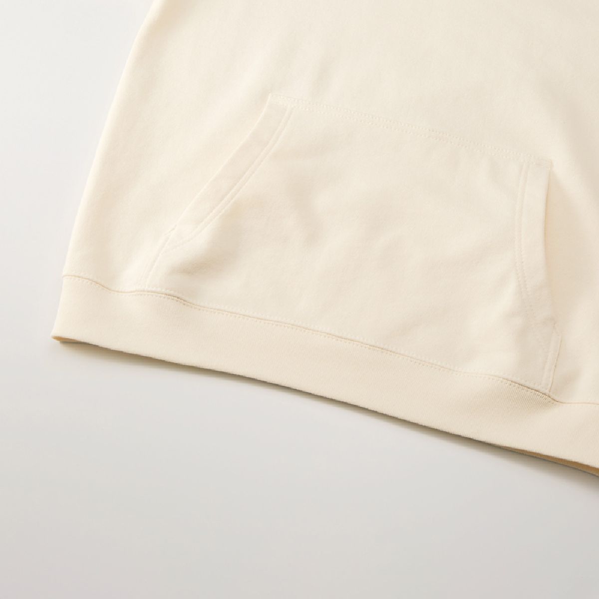 Large kangaroo pockets and ribbed hem