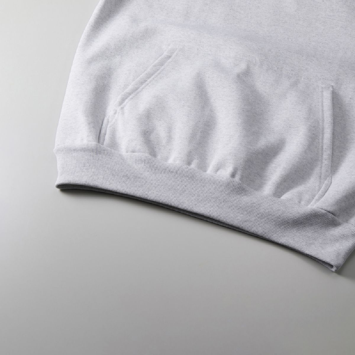 Kangaroo pocket specification, the front of the hem mouth is a minimal sewing specification with stitching