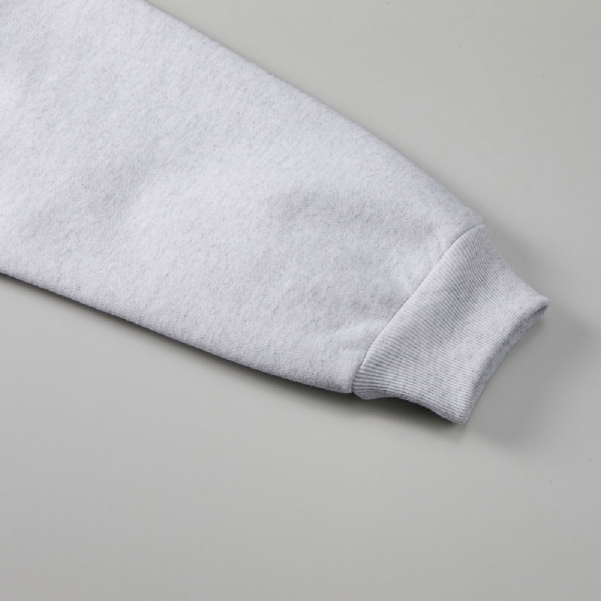 The cuffs are rib specifications, the front is a minimal sewing specification with stitching