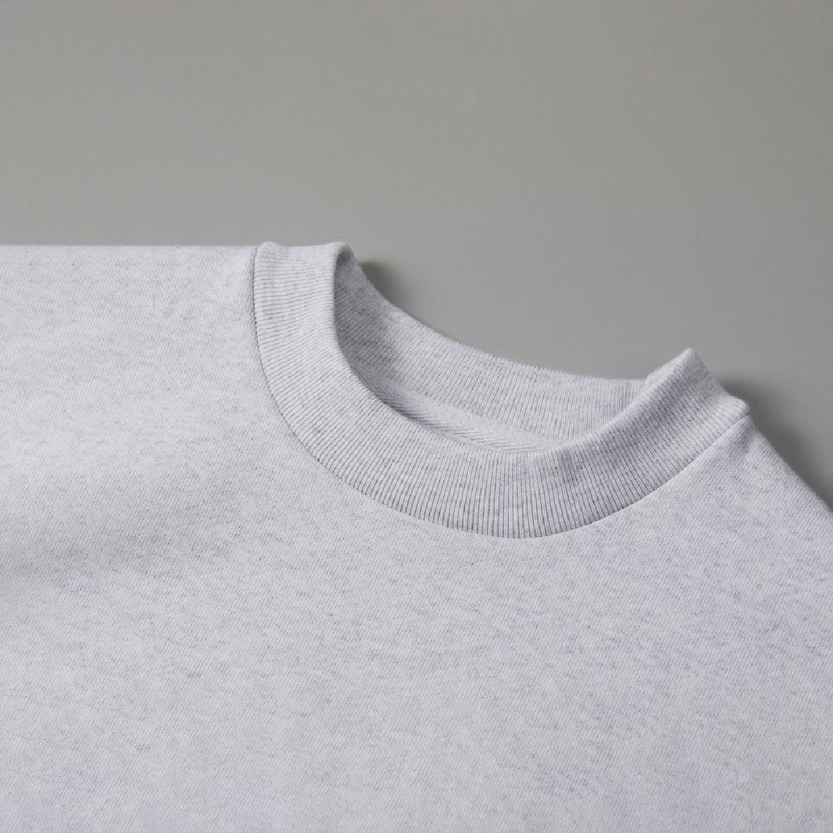 The collar features a rib specification, the front is a minimal sewing specification with stitching, and a slightly higher neckline.