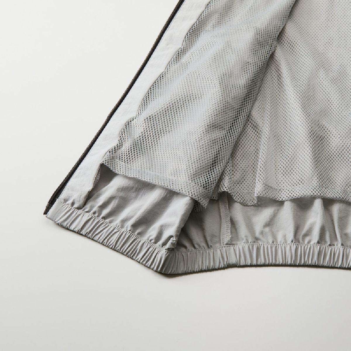 The color of the lining mesh is the same color for the dust gray, and the other colors are black.