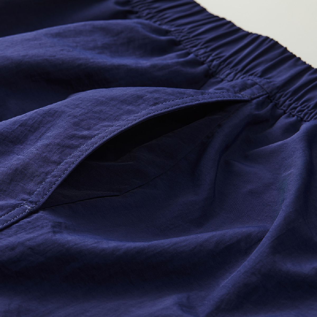 There are side pockets and one bead pocket.