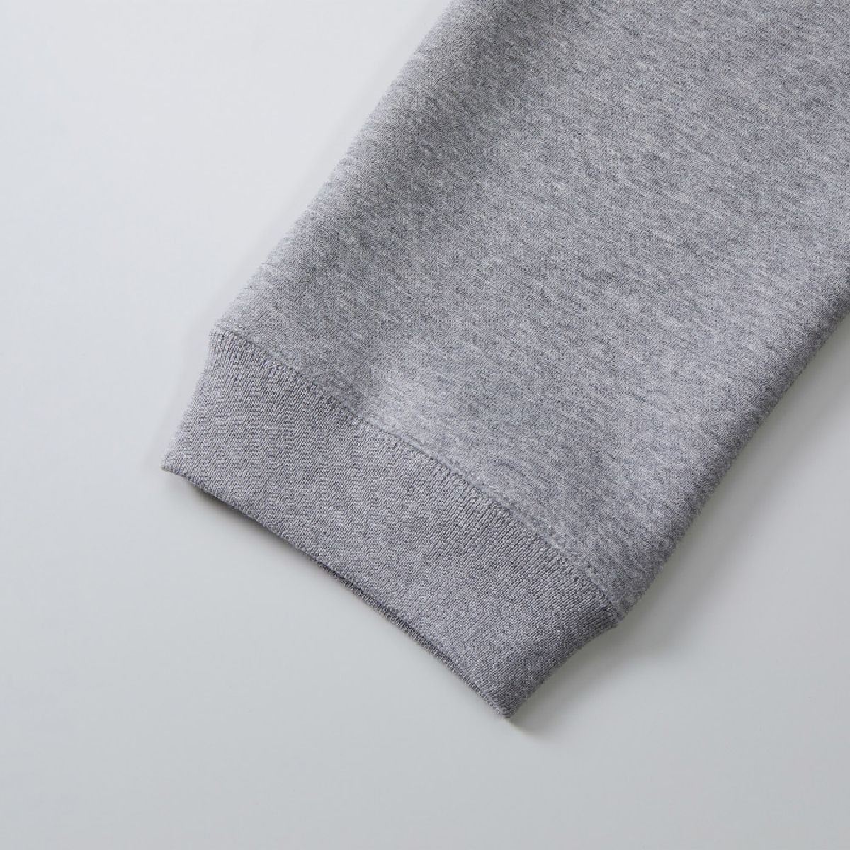 The hem mouth is rib specification, the seam line with the body is durable double stitch