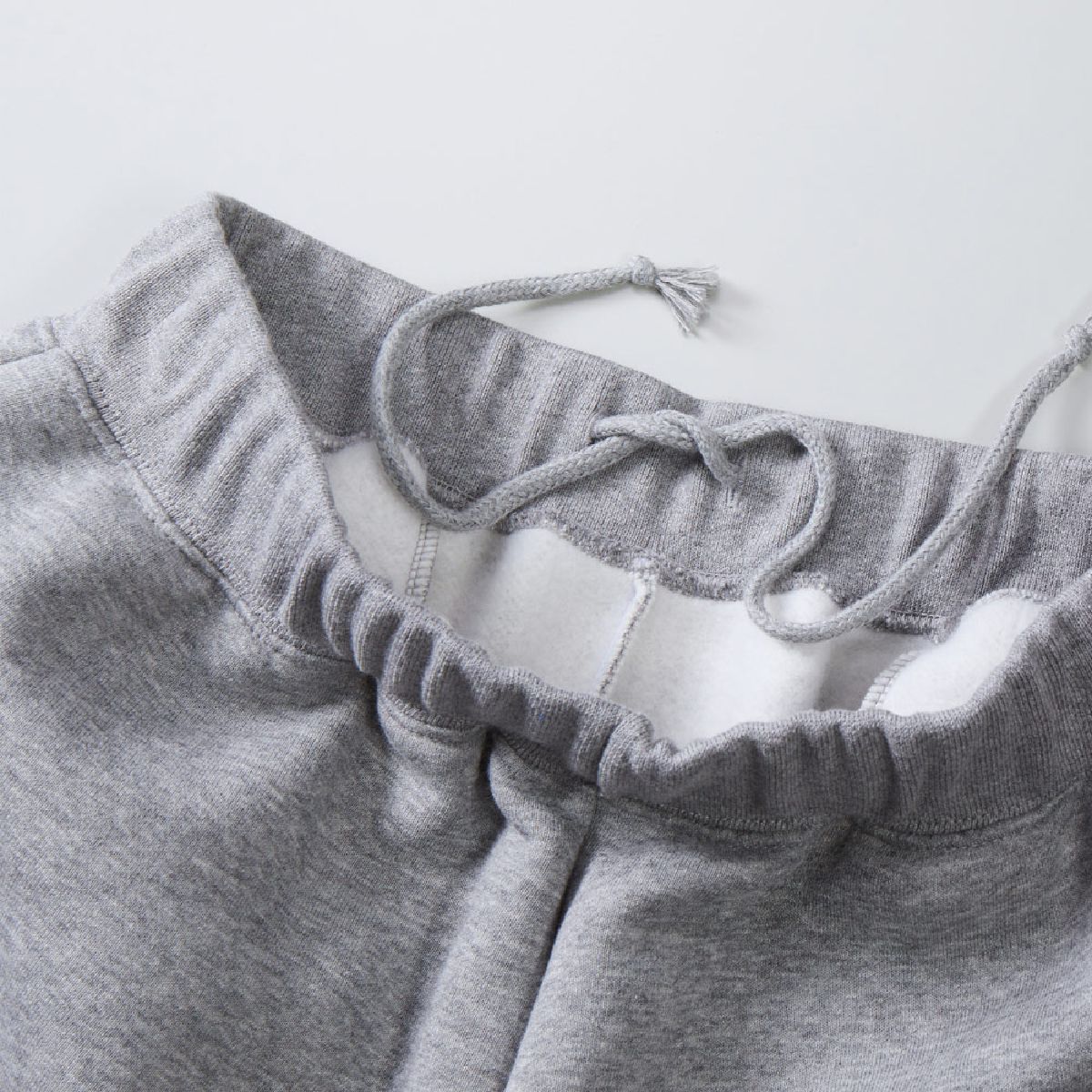 The waist has a adjustable round strap (inside)