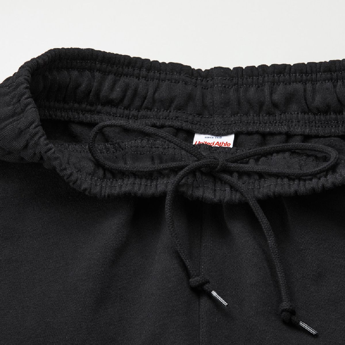 The waist has a adjustable round strap (inside)