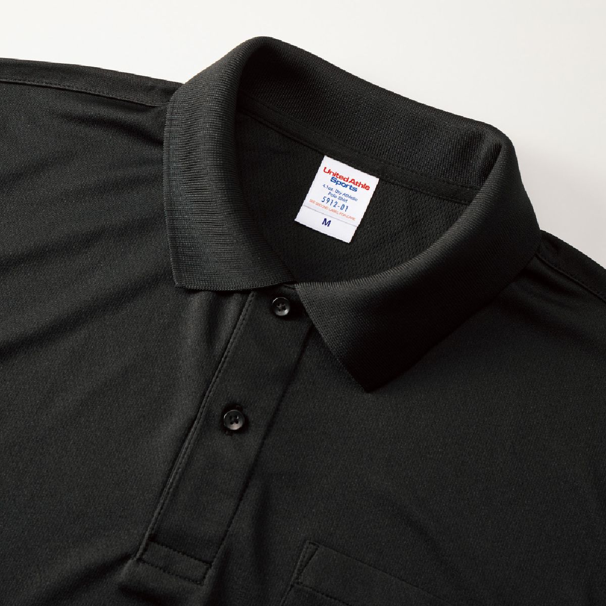The collar is solid rib specification, 002. Black uses a black button