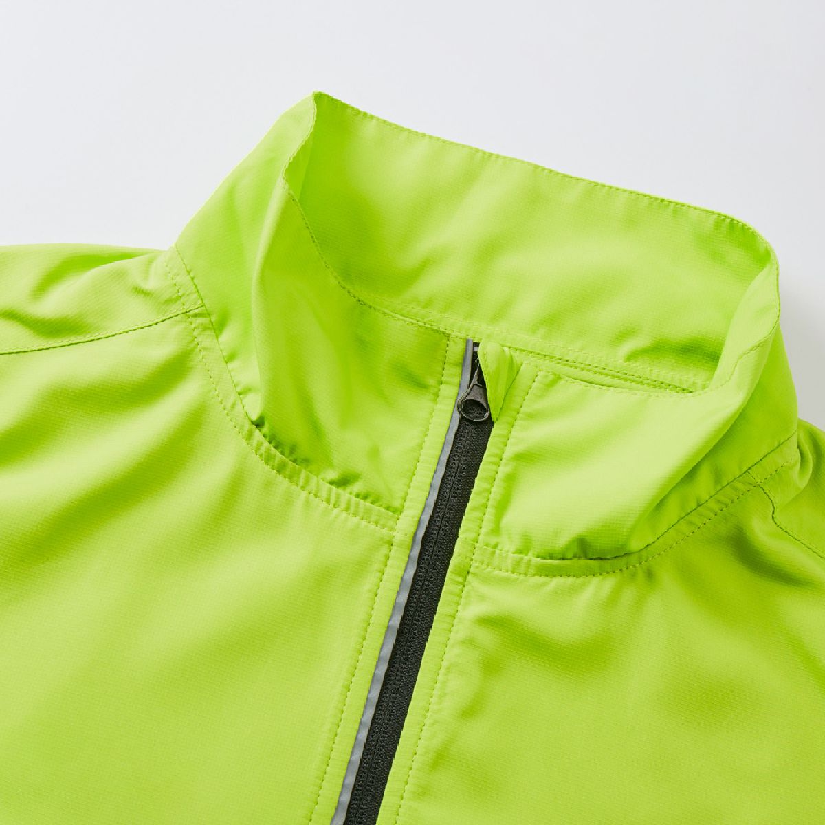 The collar is a stand color, a chin guard specification that protects the chin, and a reflector tape