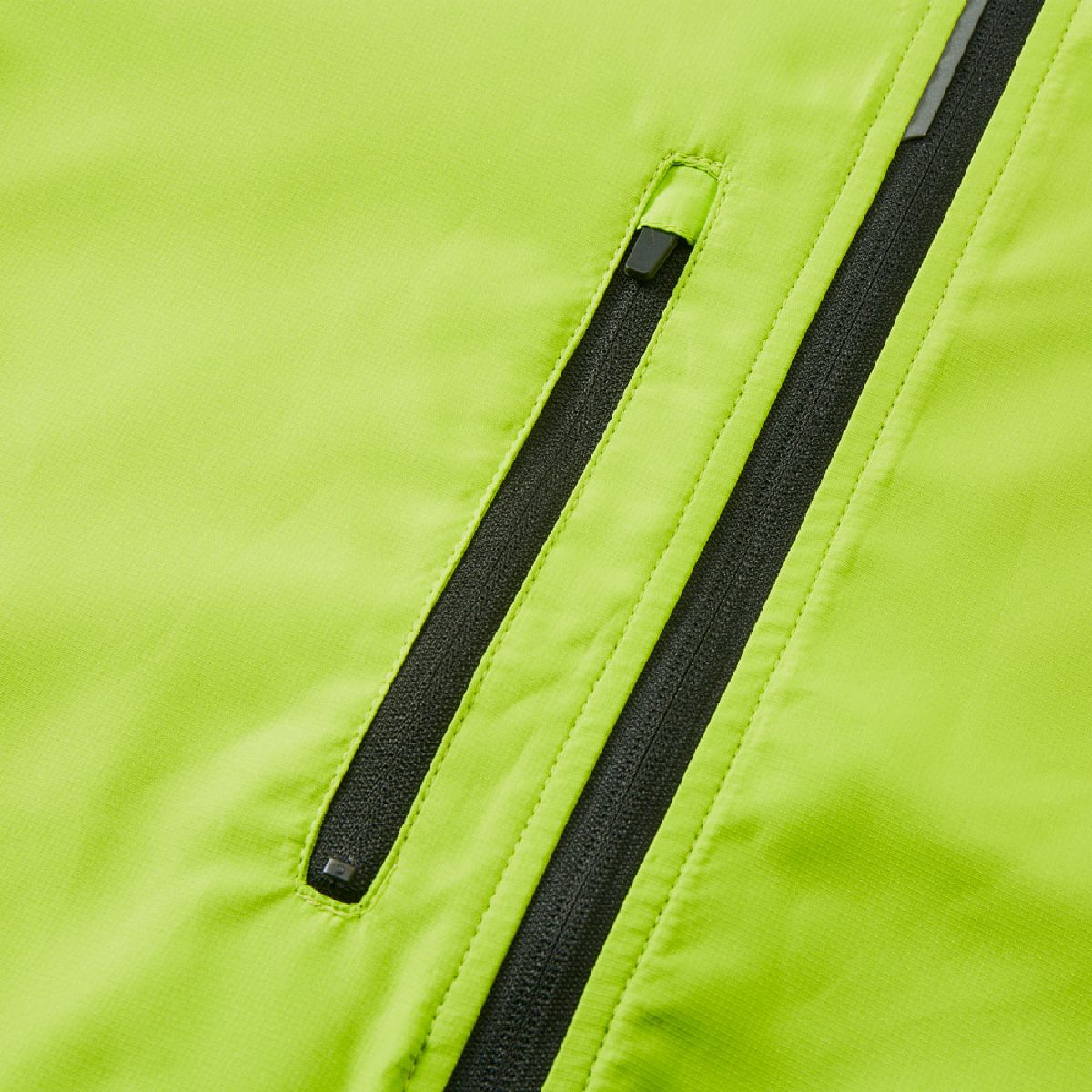 Pocket with zipper on the right chest