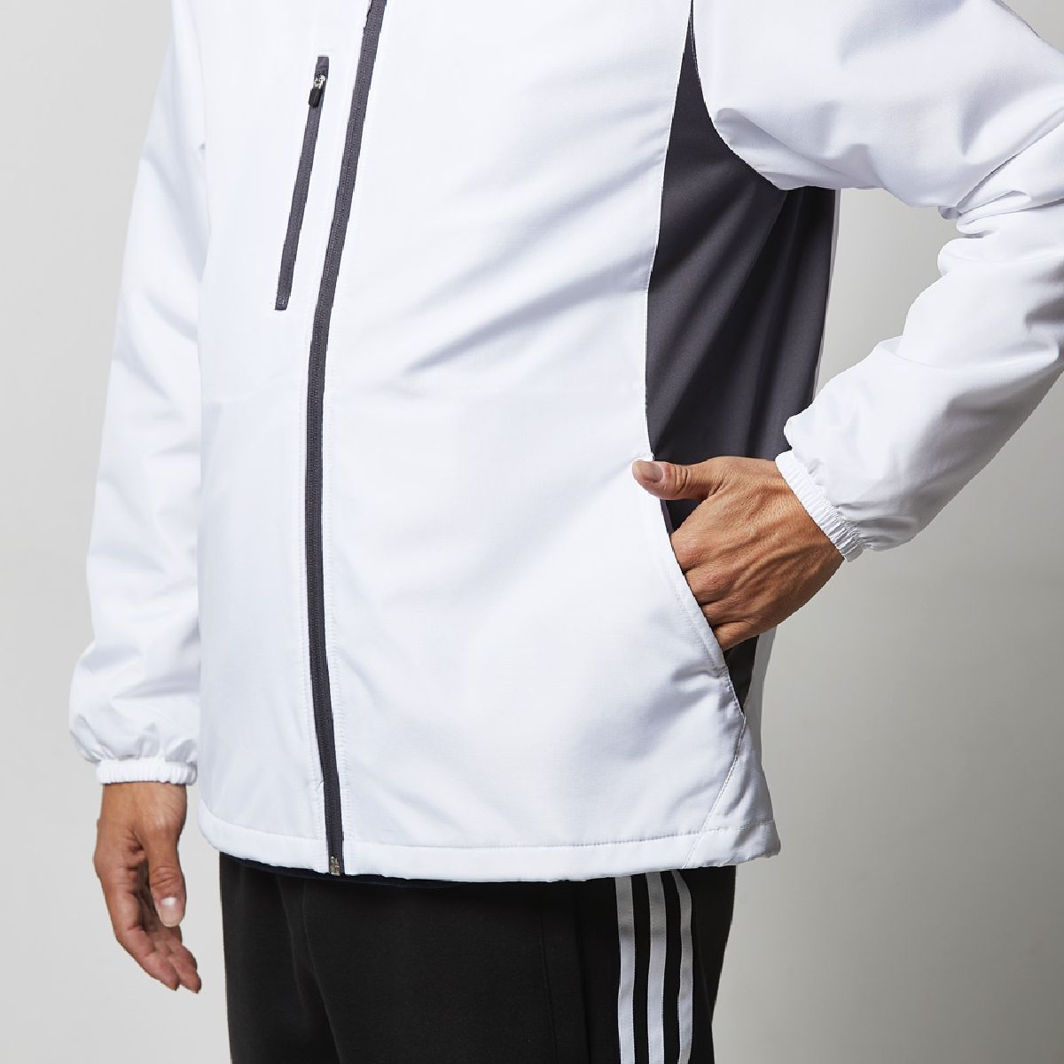 Convenient pockets on both sides, shirring specifications that prevent cold air from entering.