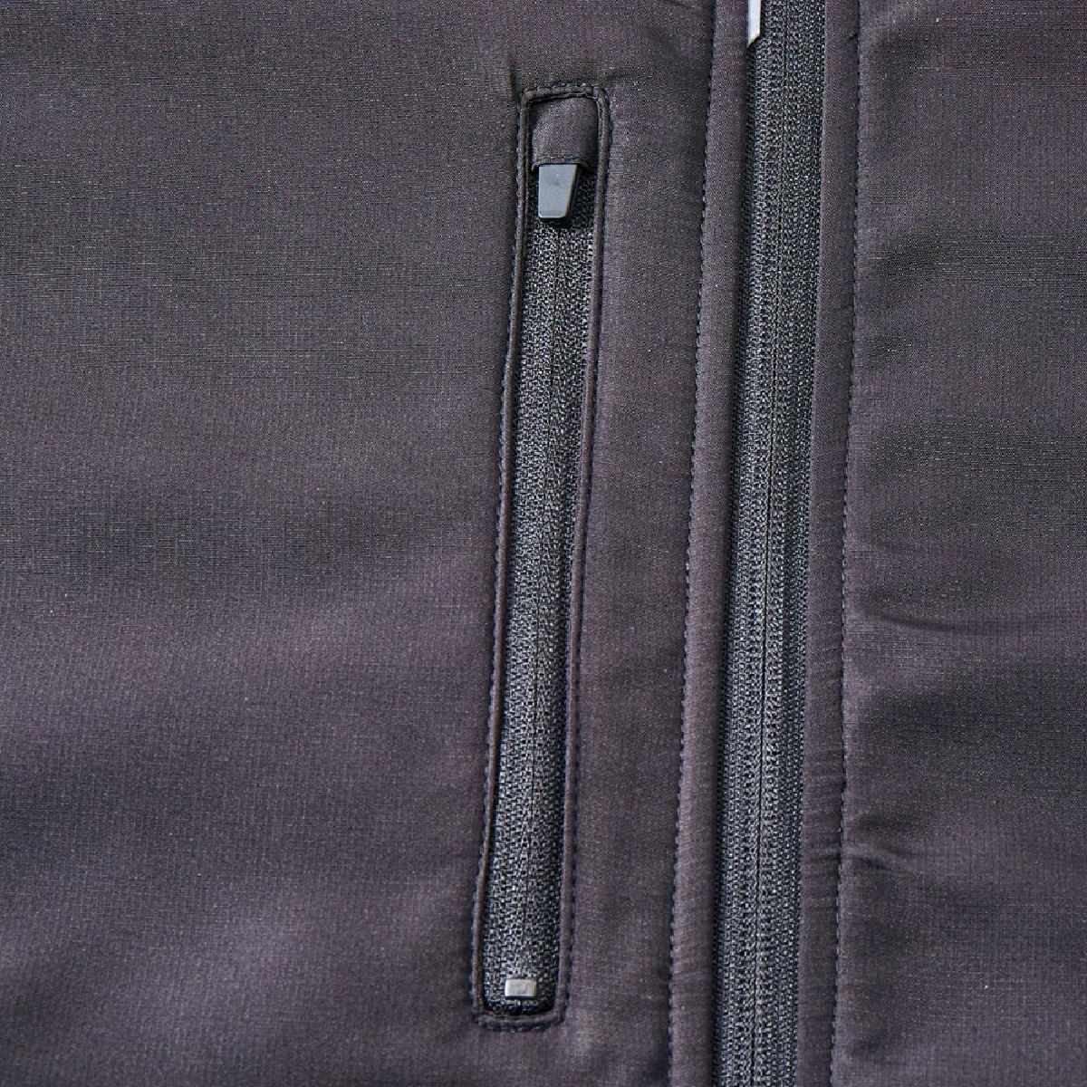 Pocket with zipper on the right chest