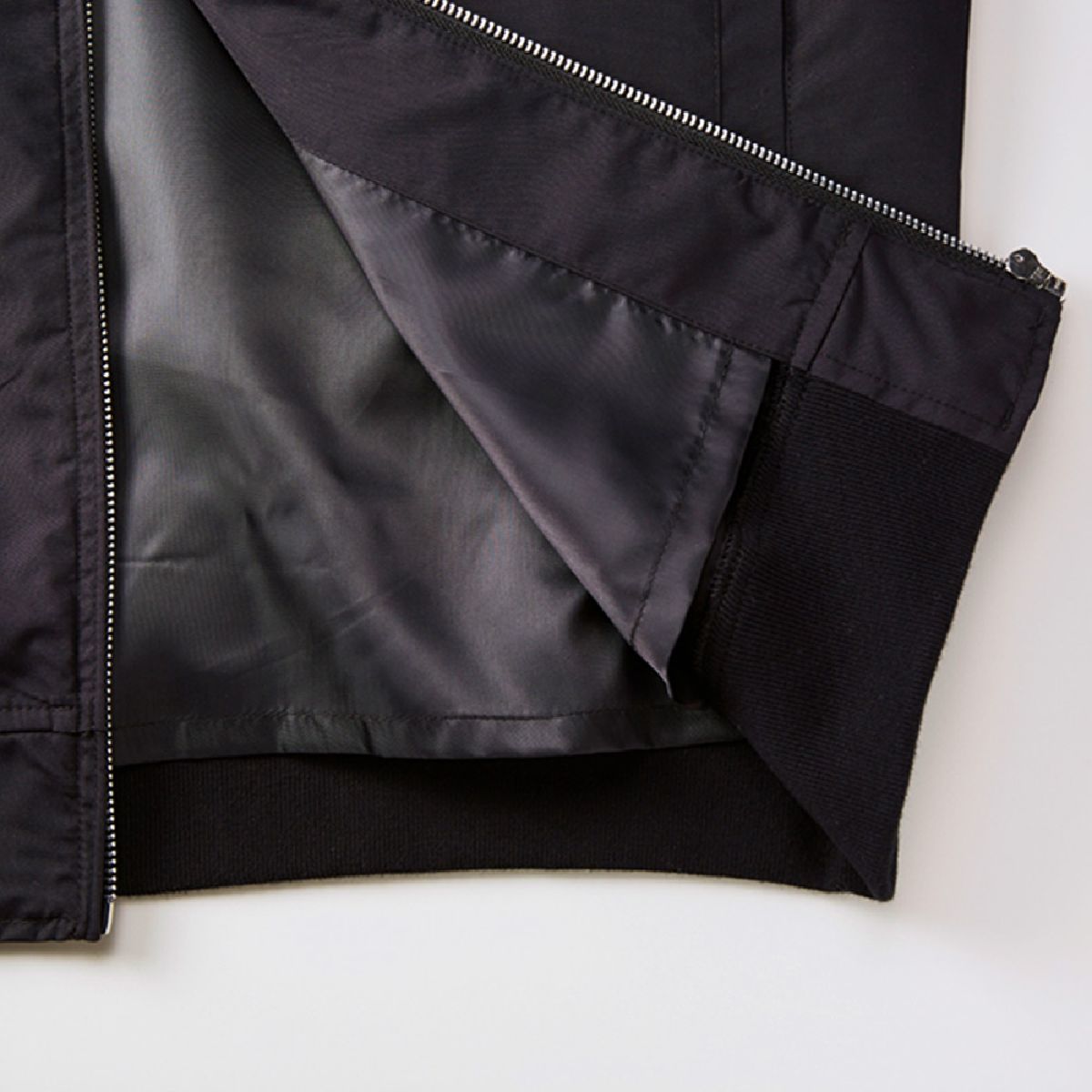 Comes with a liner and a plush hem for convenient printing.