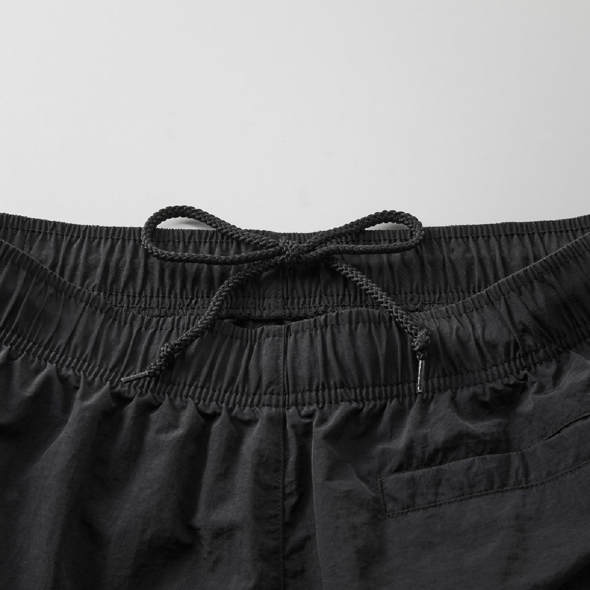 The waist has a adjustable round strap (inside)