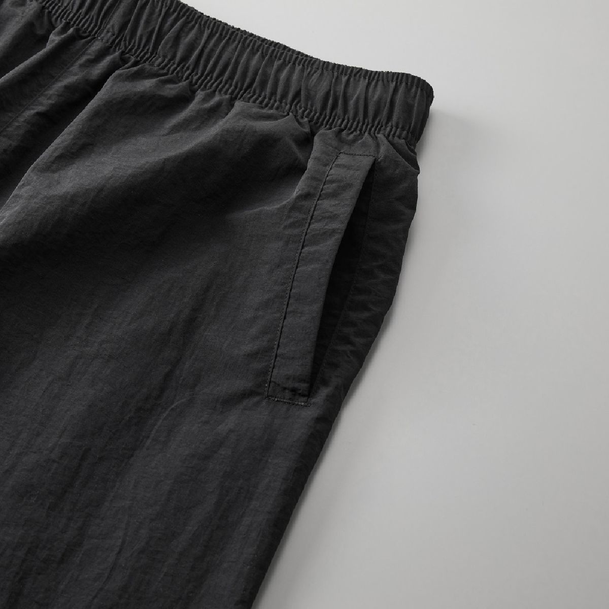 With a side pocket that takes into account the ease of hand, one -ball edge pocket specification