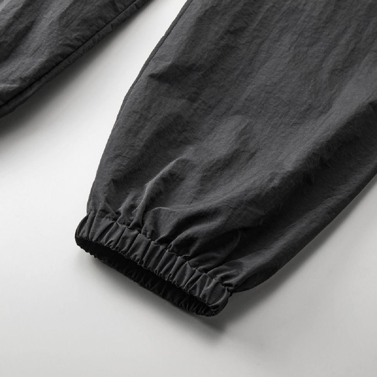 The hem mouth is a shirring specification with a fit