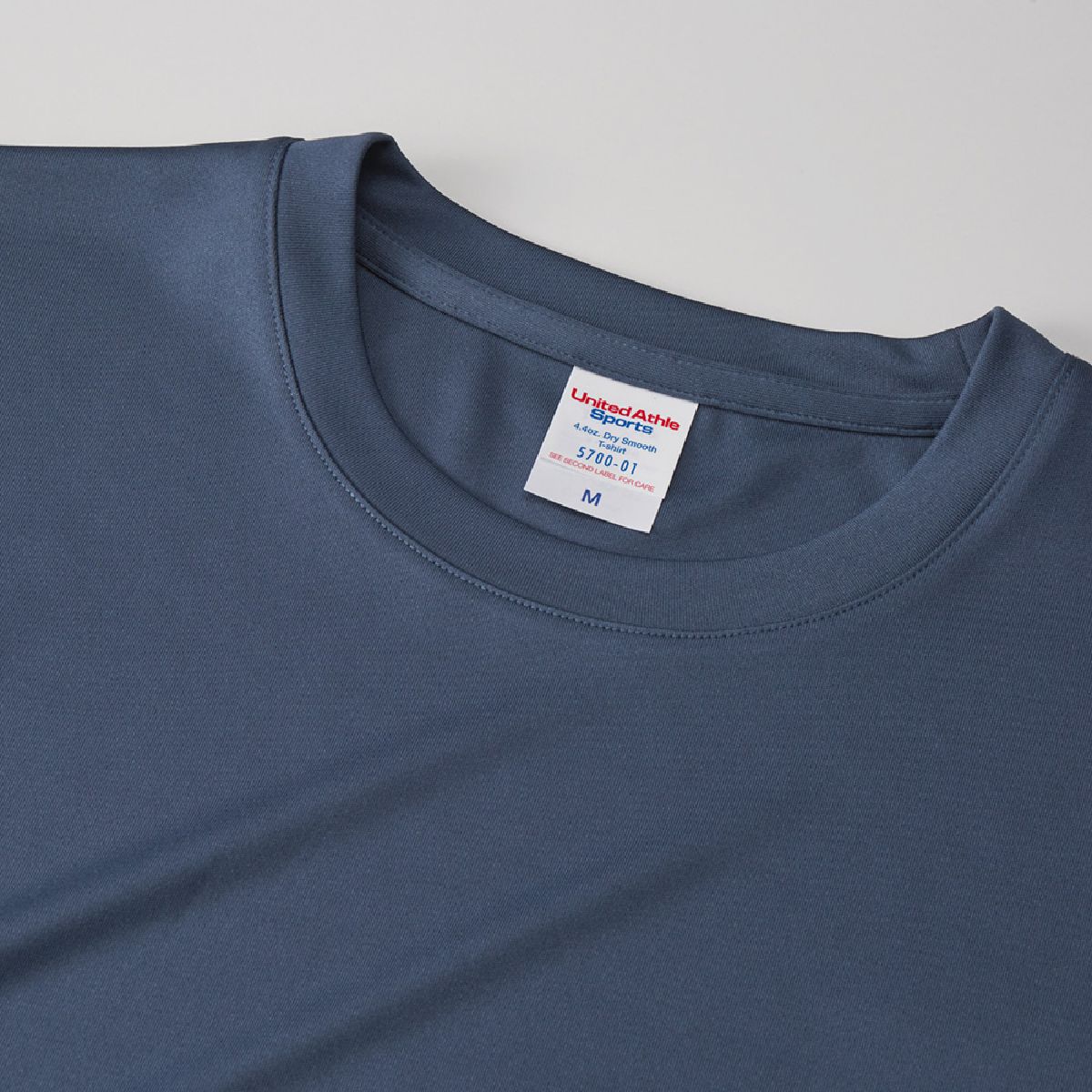 The neck is made of the same fabric, and the koba stitch finish is finished to increase strength.