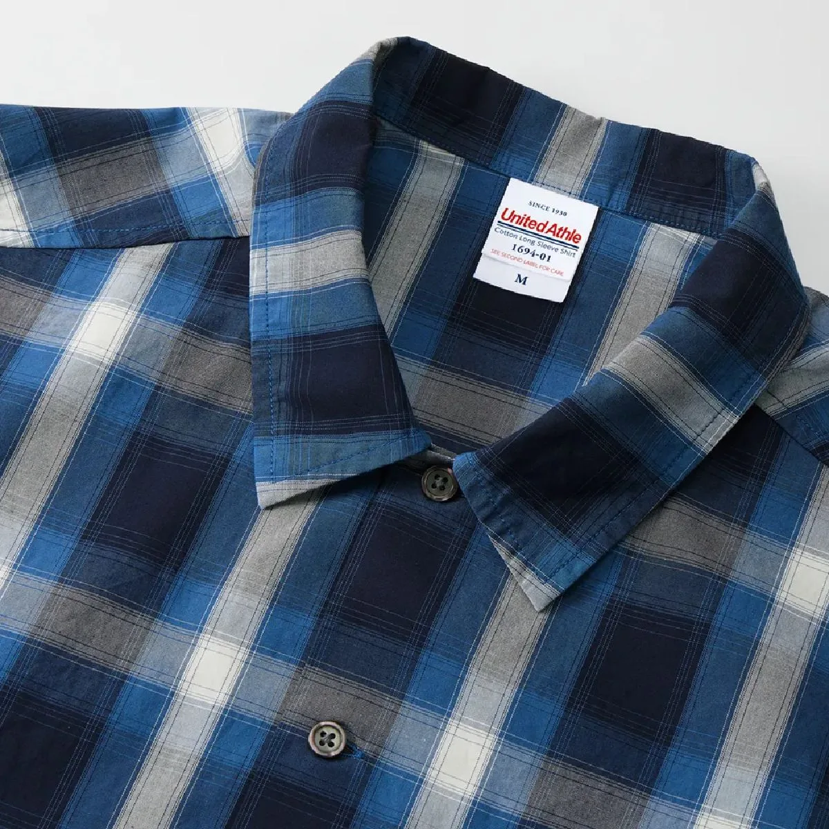The collar is a lapel-less design without a tightness around the neck, and for the 2001 Black/White and 4010 Navy/Off-White, black shell buttons are used.