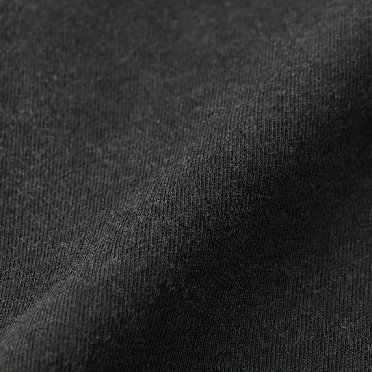 The product ball bio-wash achieves a distressed finish and a vintage feel, as if it were a well-loved second-hand item.