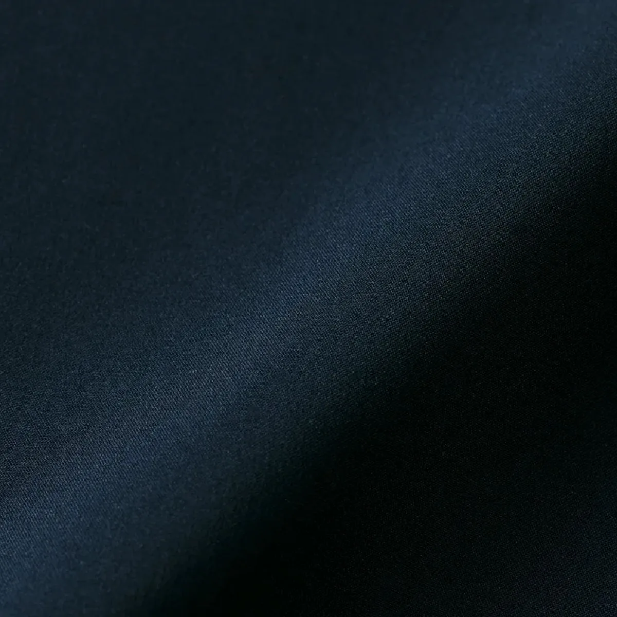 The fabric features a high-density polyester material with water-repellent properties on the surface, and a special windproof film is inserted between the fabric and the lining, creating a three-layer laminated structure.