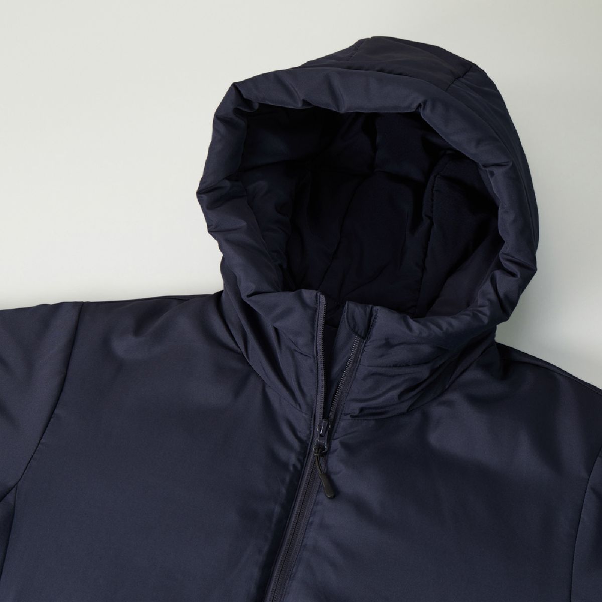 Features a generously sized, insulated hood that is easy to put on and take off, and a high-neck design with a chin guard to block out the wind.