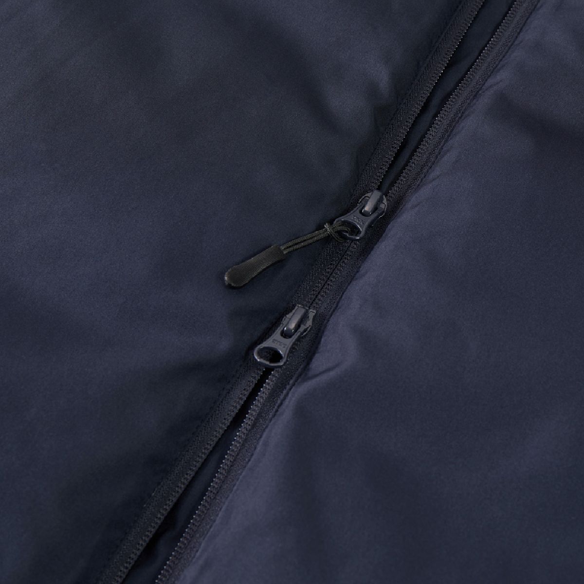 The zipper is a YKK DALH-type double-slider model configured for reverse use, featuring a pull tab.