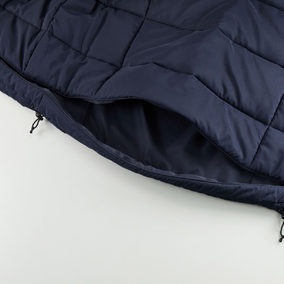 It features a concealed zipper at the inner hem, making it convenient for printing applications.