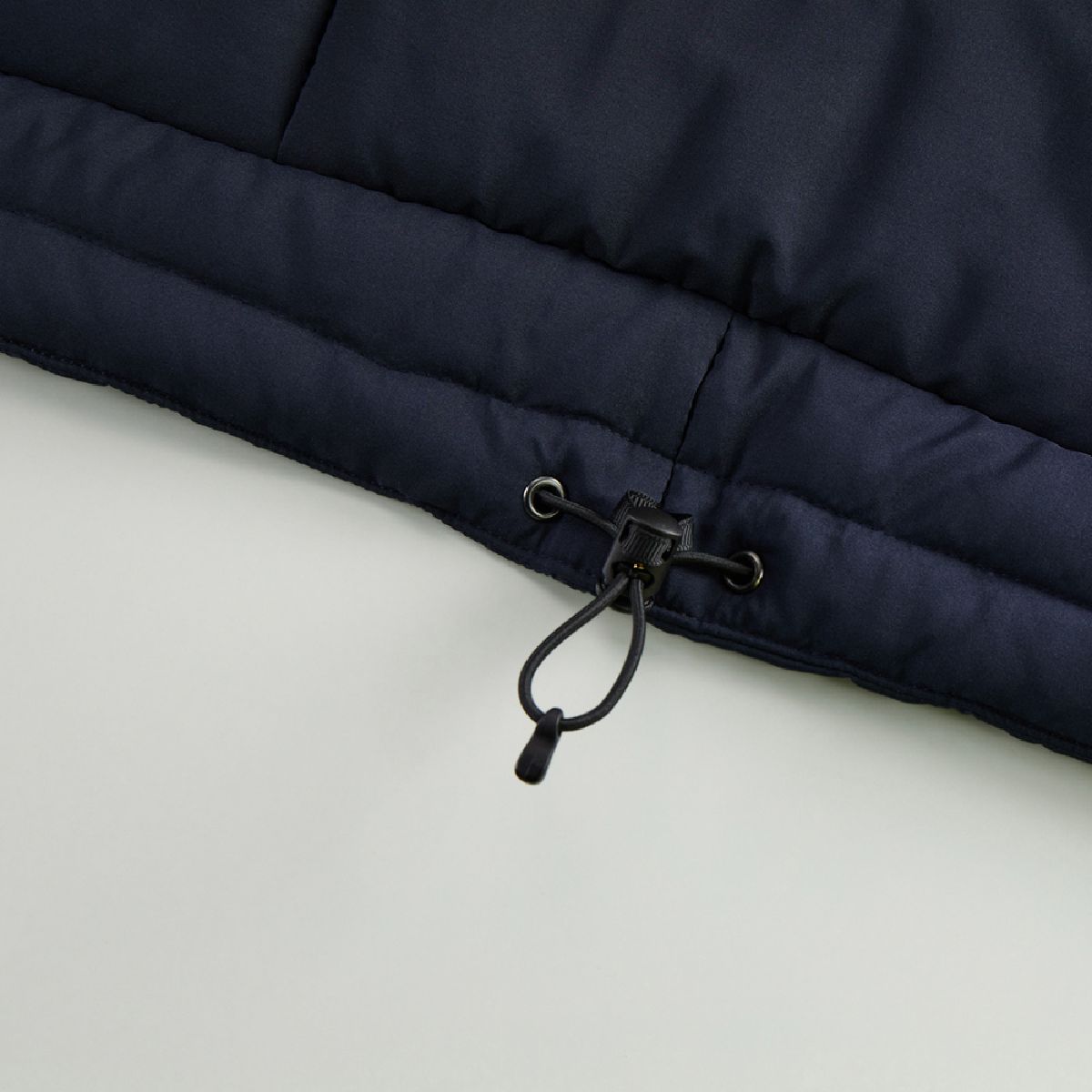 The hem features a drawcord that allows you to adjust the fit to prevent wind entry and reduce flapping.