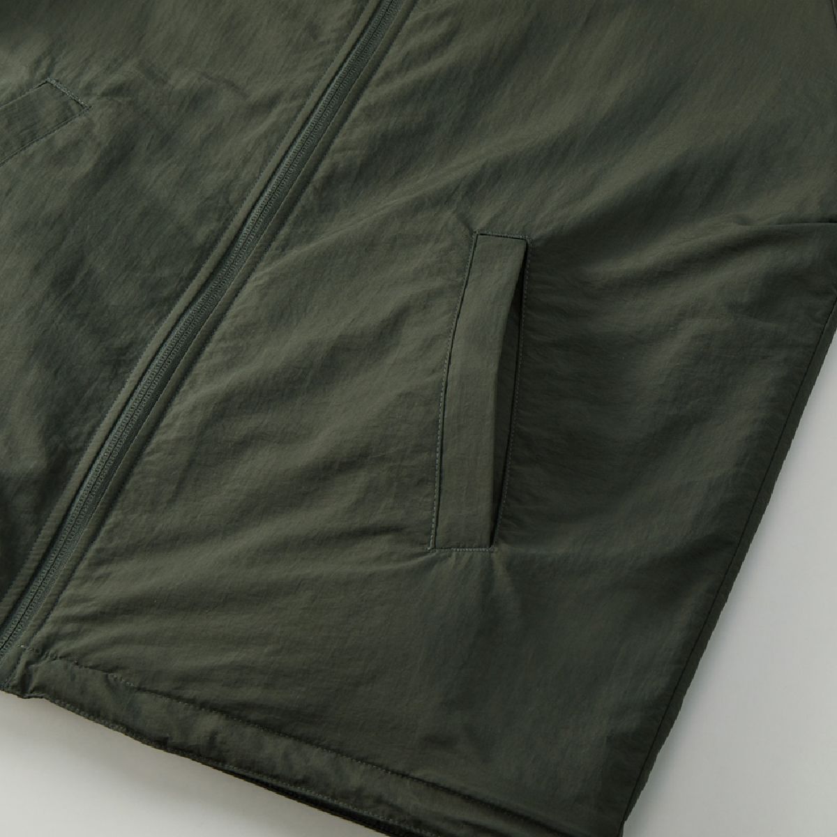 Features single-welt pockets on the sides (nylon side).