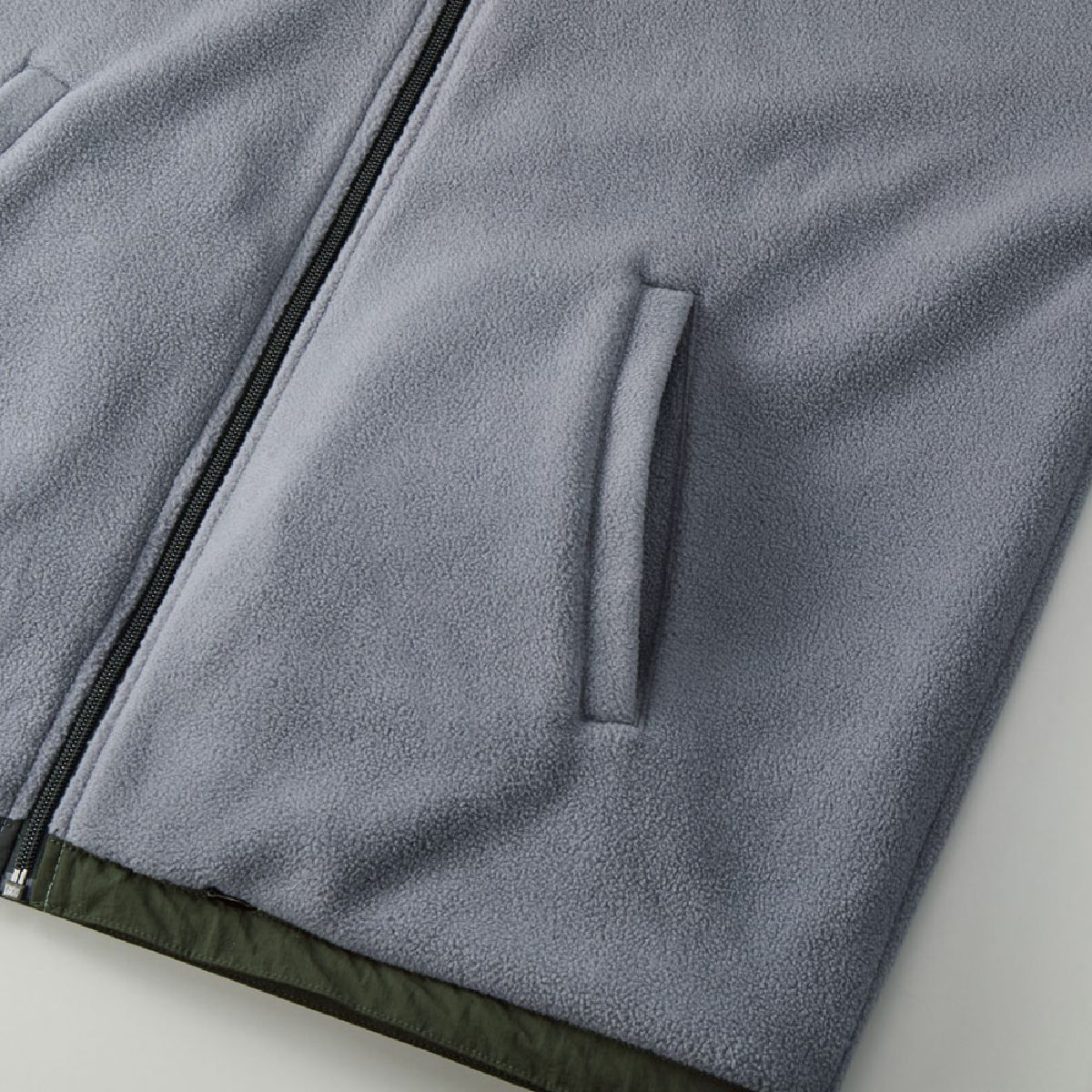 Features single-welt pockets on the sides (fleece side).