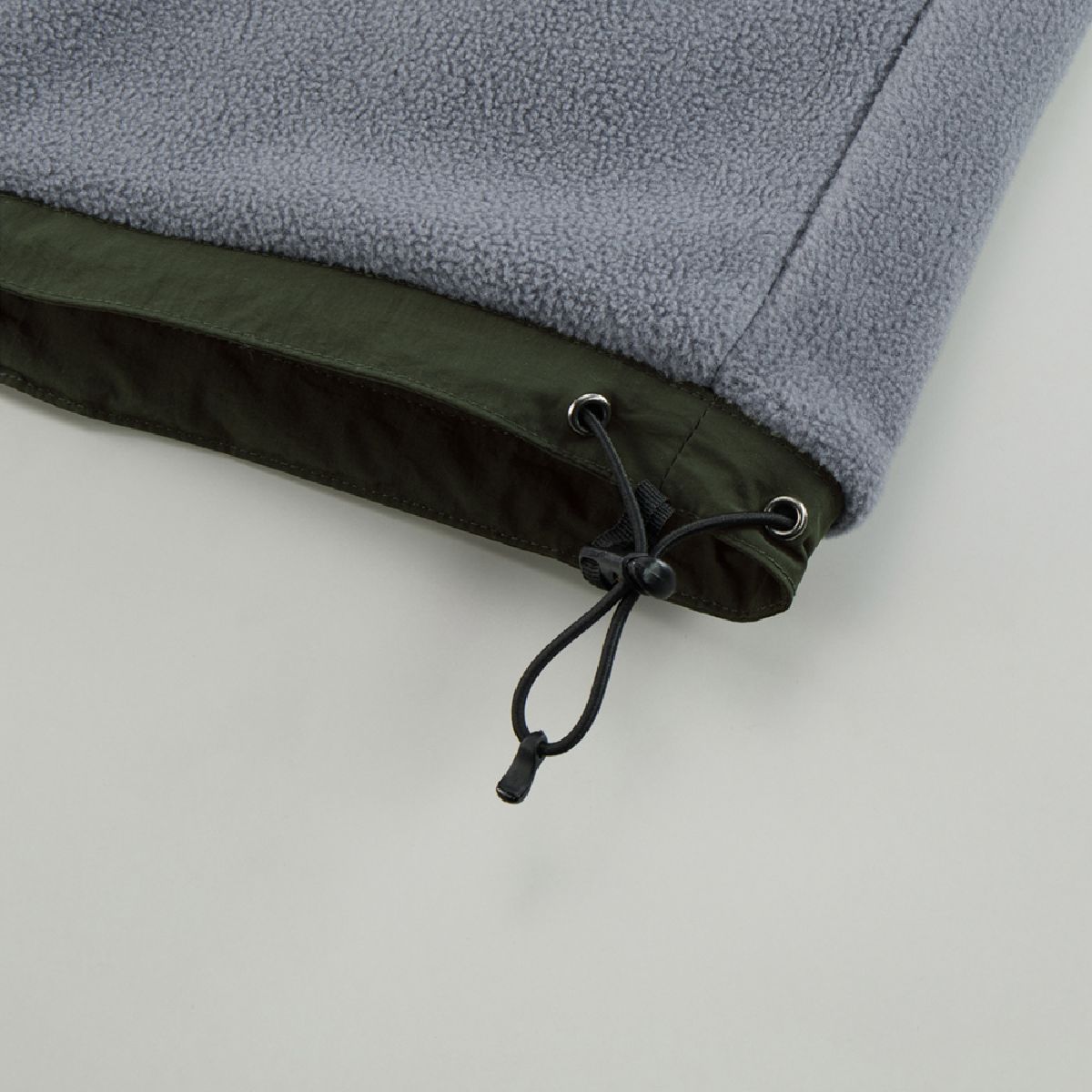 The hem features a drawcord that allows you to adjust the fit to prevent wind entry and reduce flapping.