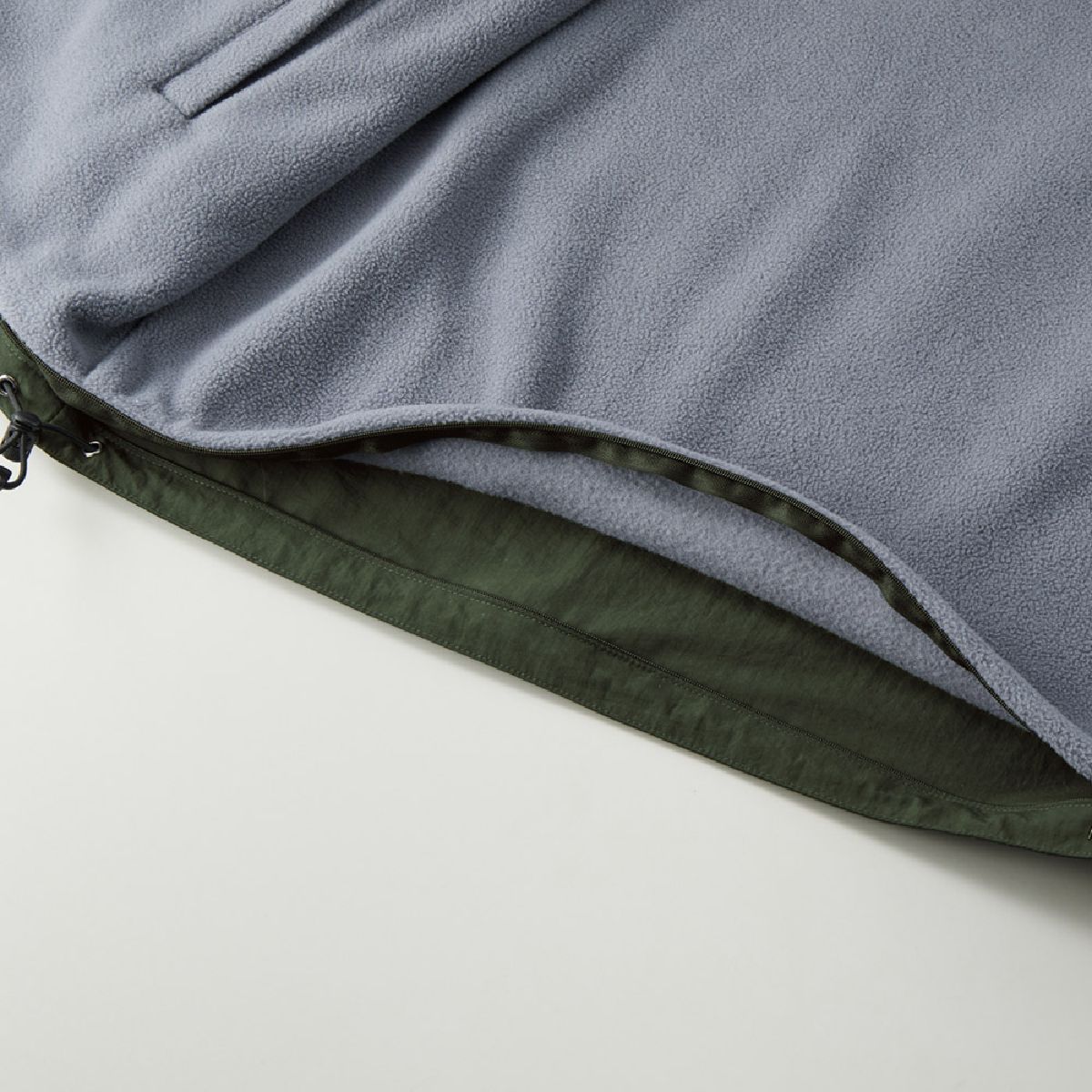 The hem of the fleece side features a concealed zipper, making it convenient for printing applications.