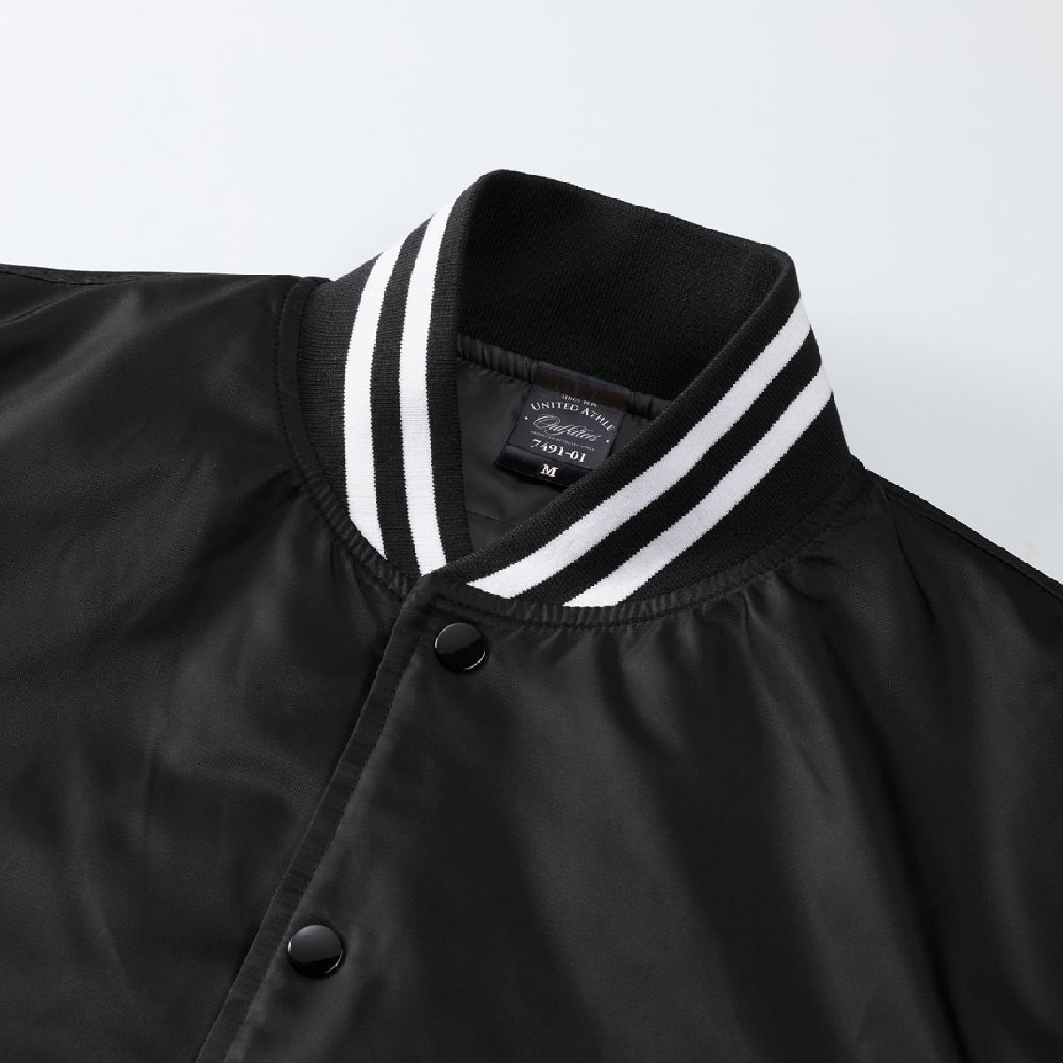 The neckline features a ribbed collar; color numbers 2001 and 4001 feature a striped ribbed finish.