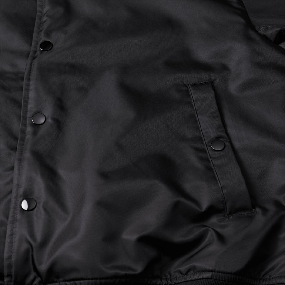 The pockets feature snap buttons—specifically, the American-style metal type.
