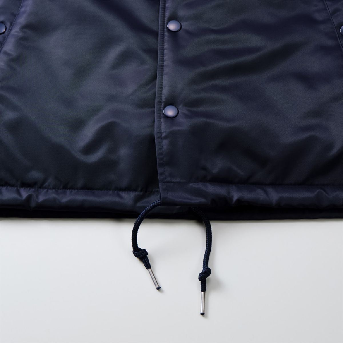 Features a drawcord design (round cord) that allows for adjustment to prevent wind entry and garment flapping.